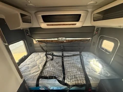 2027 Peterbilt 589 - image 11