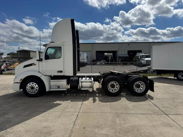 2022 Peterbilt 579 - image 9