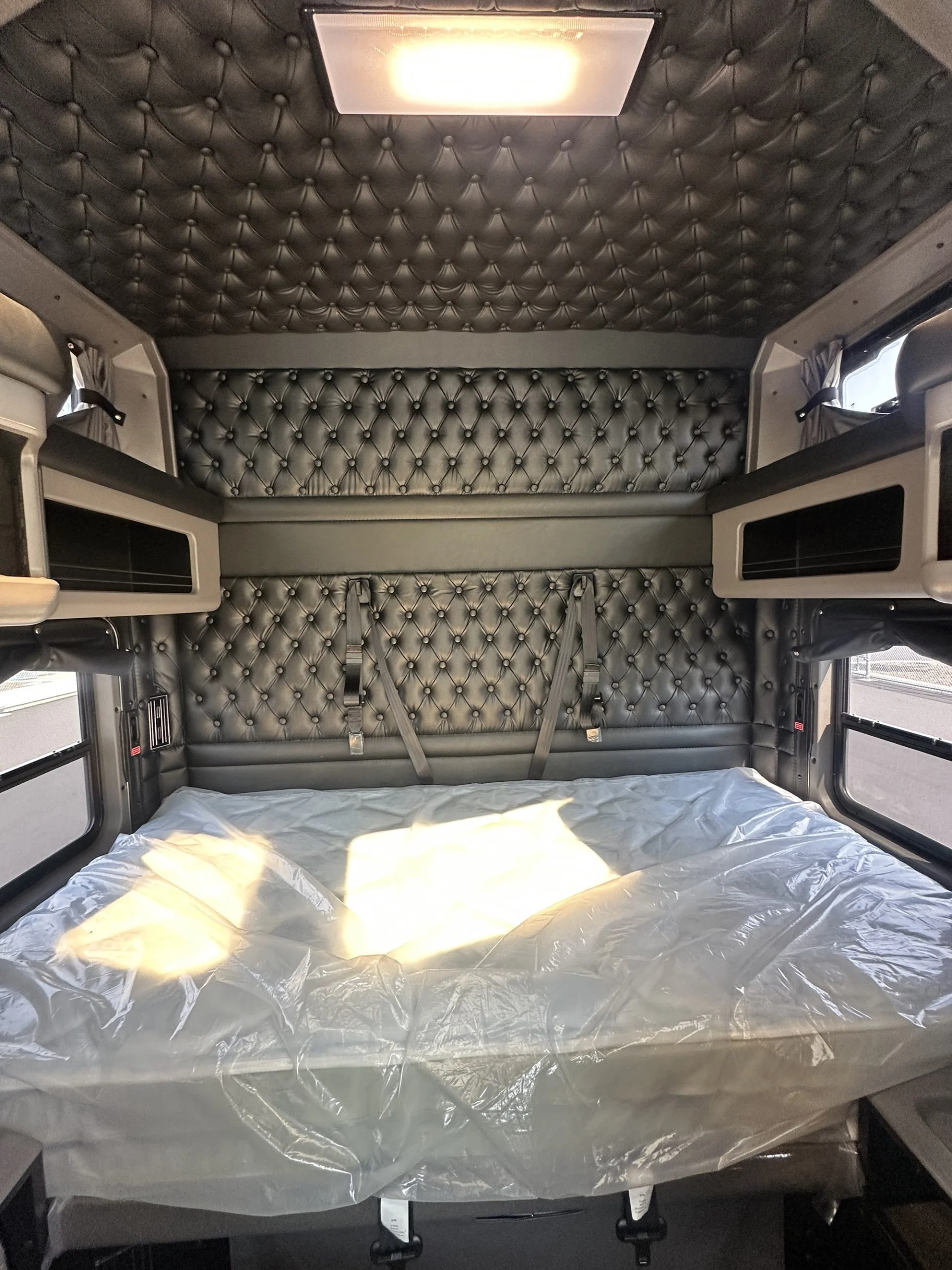 2027 Kenworth W900 — photo 6