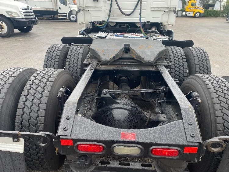 2020 Volvo VNR 640 - image 6