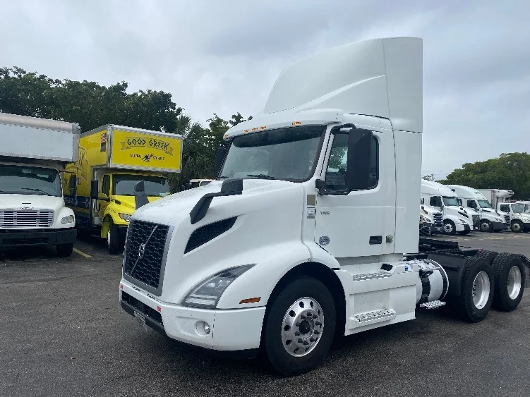 2020 Volvo VNR 640 - image 3