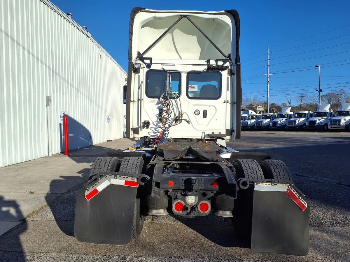 2018 Freightliner Cascadia in Knoxville, TN — photo 5