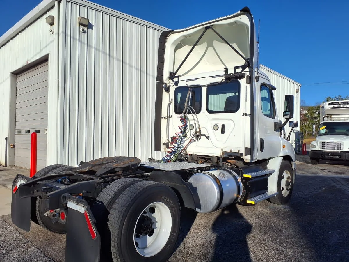 2018 Freightliner Cascadia in Knoxville, TN — photo 4