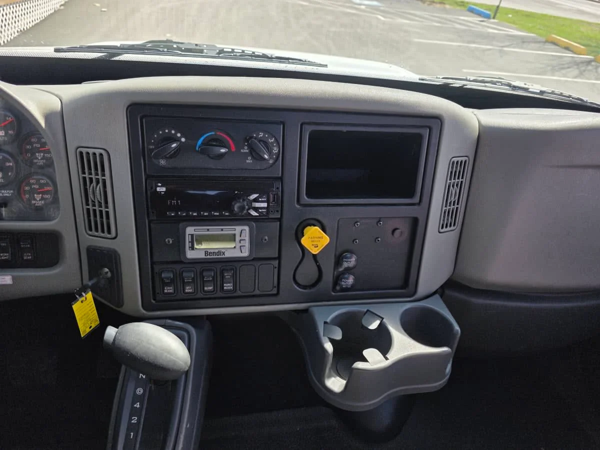 2018 International 4300 - image 11