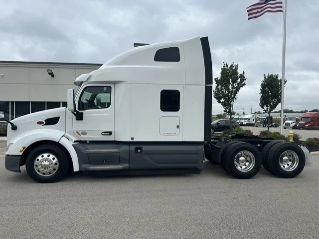2021 Peterbilt 579 in Dayton, OH — photo 2
