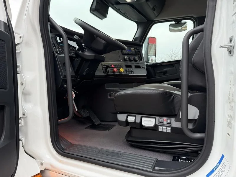 2026 Freightliner Cascadia - image 13