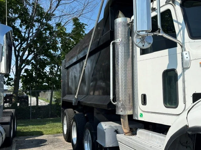 2021 Peterbilt 348 in Indianapolis, IN — photo 3