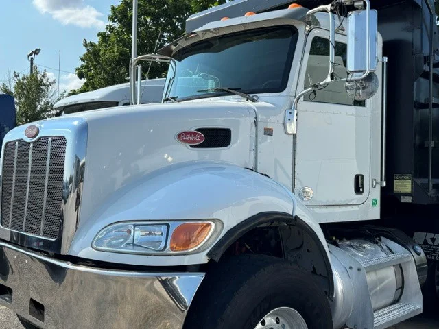 2021 Peterbilt 348