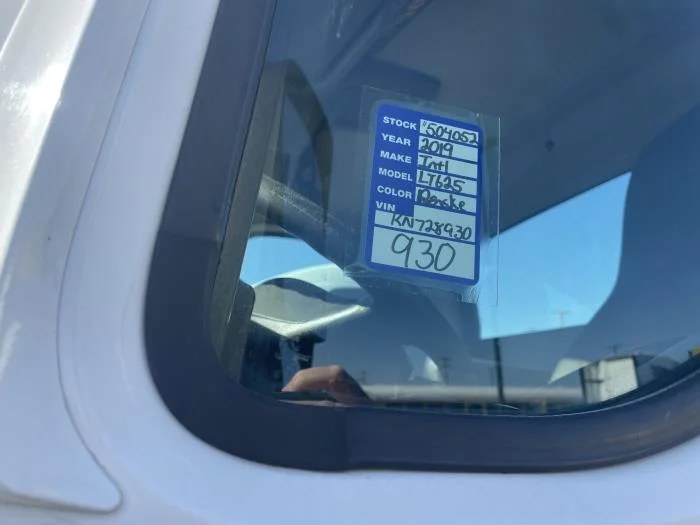 2019 International LT - image 2