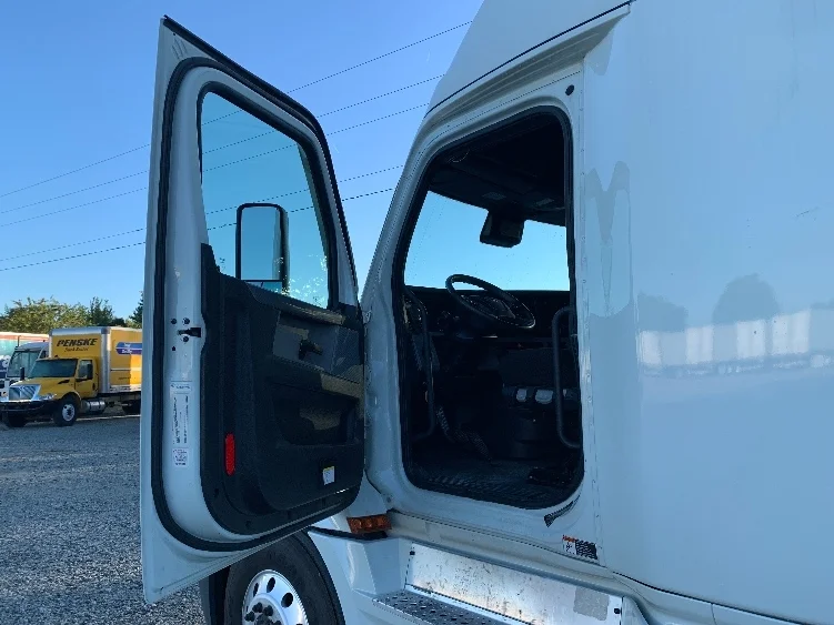 2021 Freightliner Cascadia - image 9