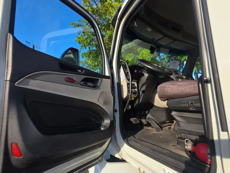 2022 Peterbilt 579 - image 3