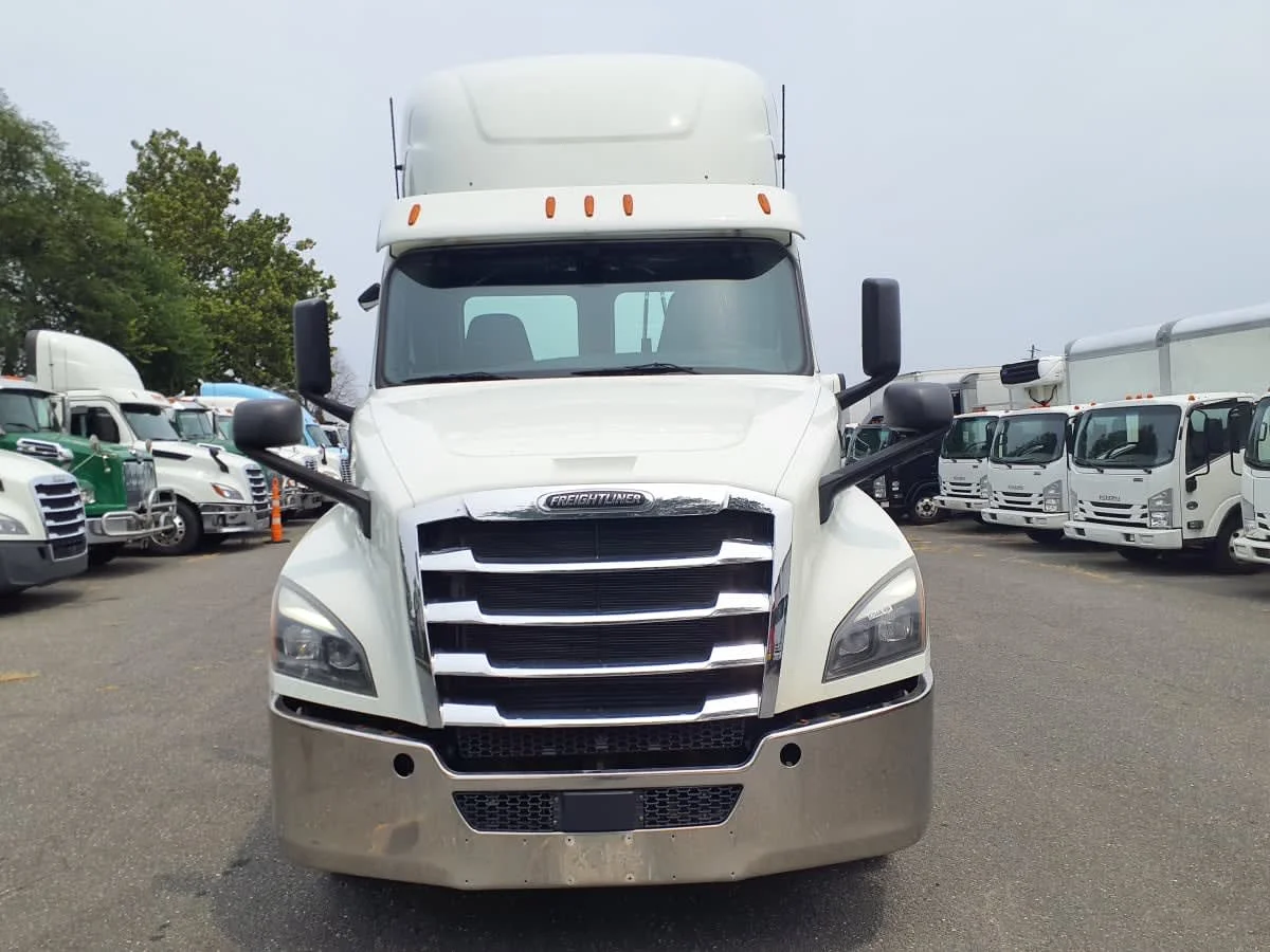 2019 Freightliner Cascadia in Springfield, MA — photo 2