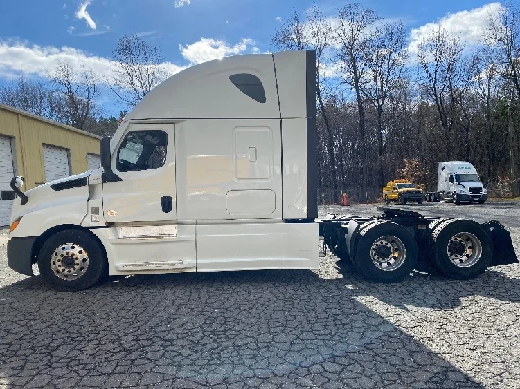 2021 Freightliner Cascadia in Charlotte, NC — photo 4