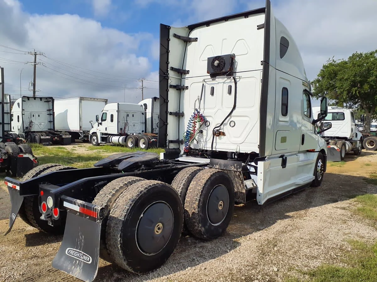 2020 Freightliner Cascadia in Converse, TX — photo 4