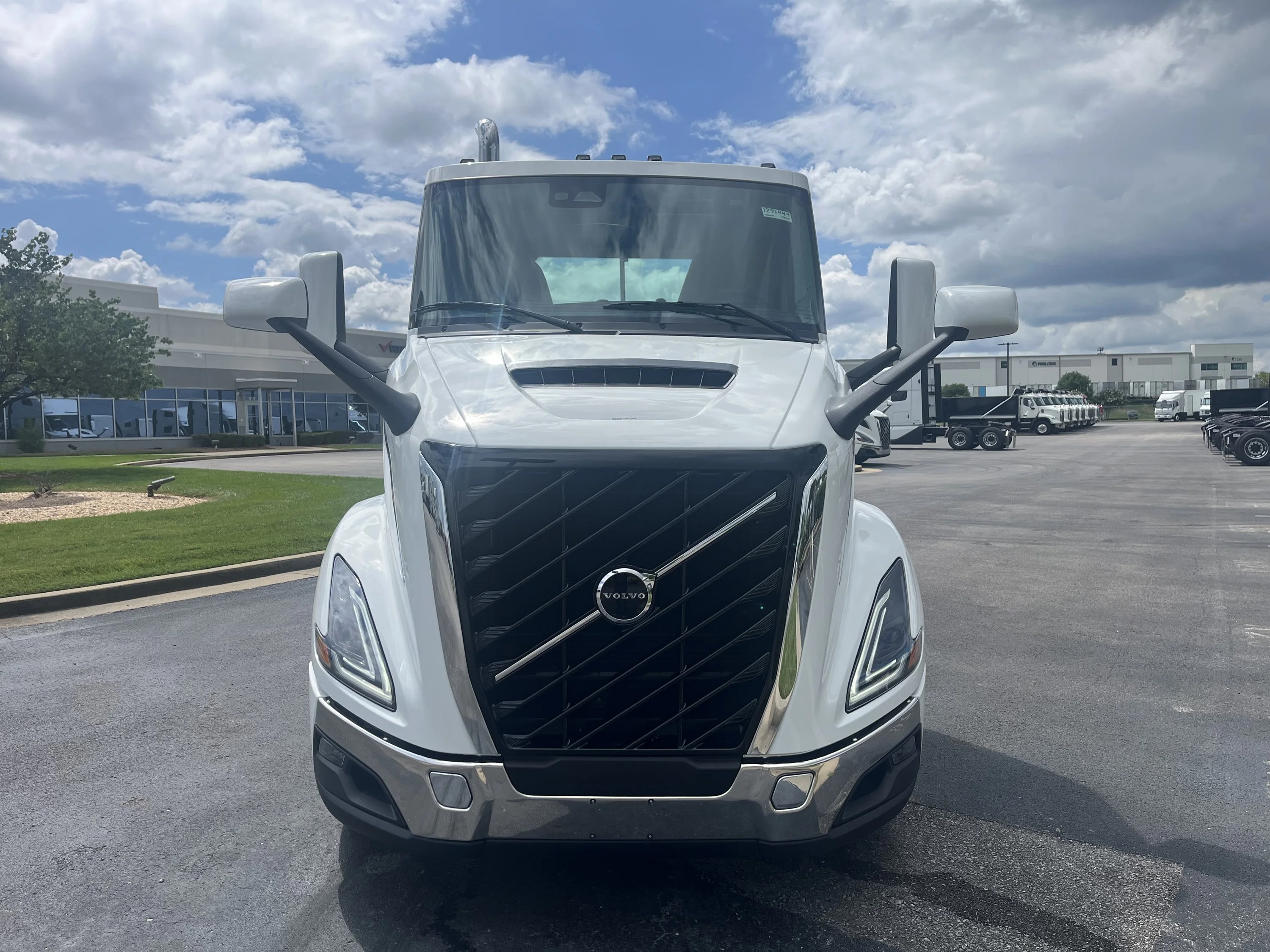 2027 Volvo VNR 640 in La Vergne — photo 8