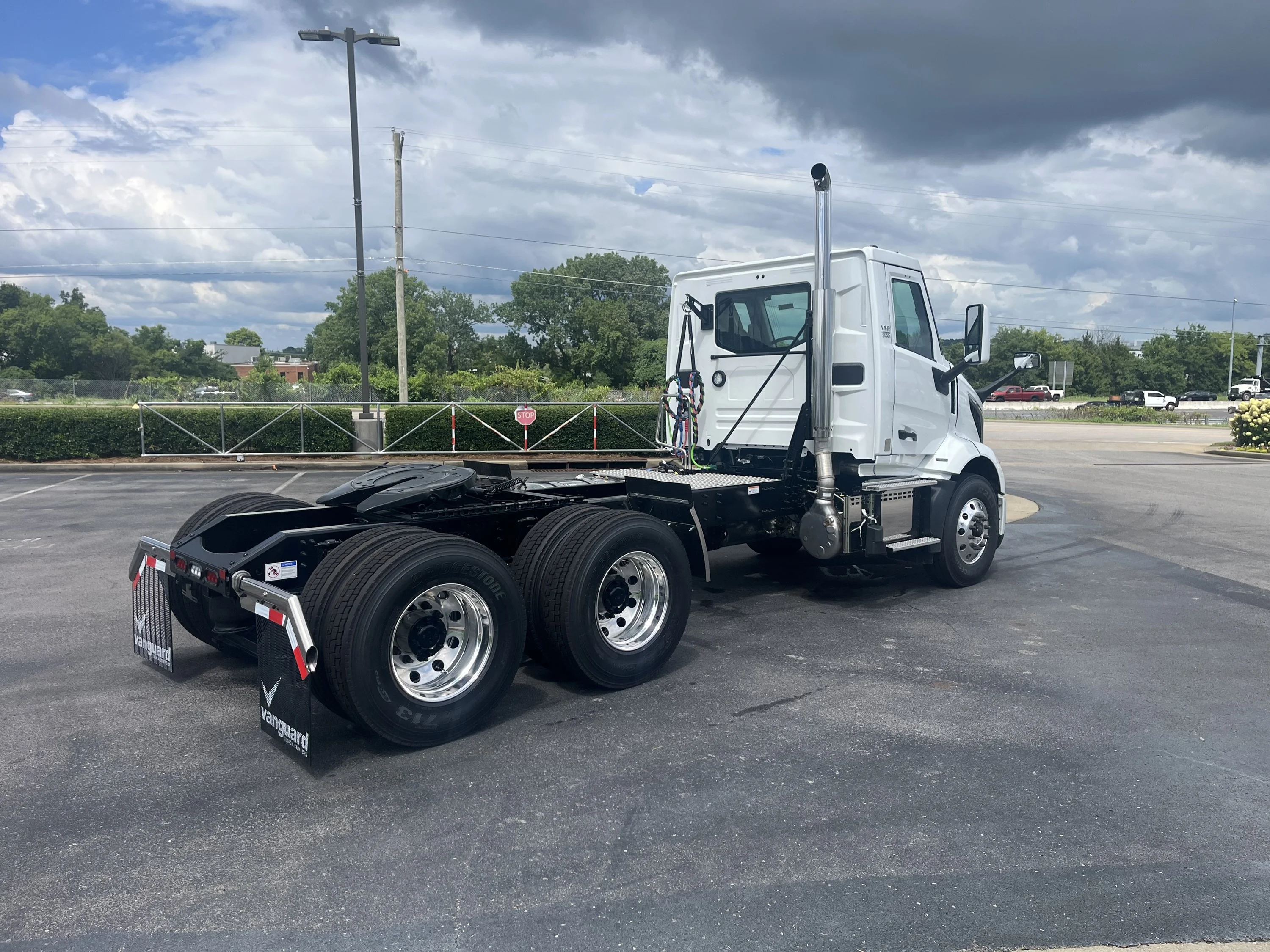 2027 Volvo VNR 640 in La Vergne — photo 3