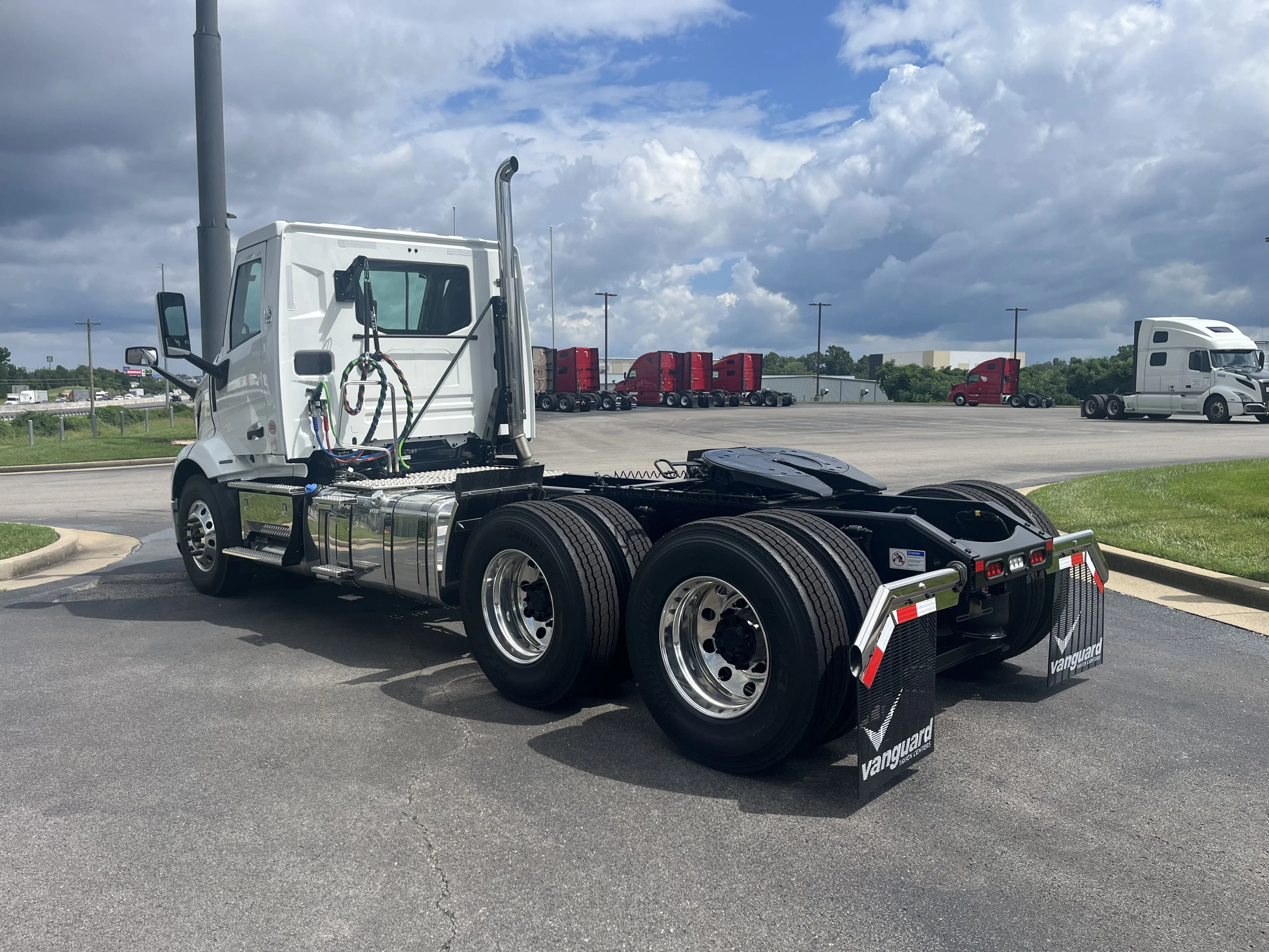 2027 Volvo VNR 640 in La Vergne — photo 5