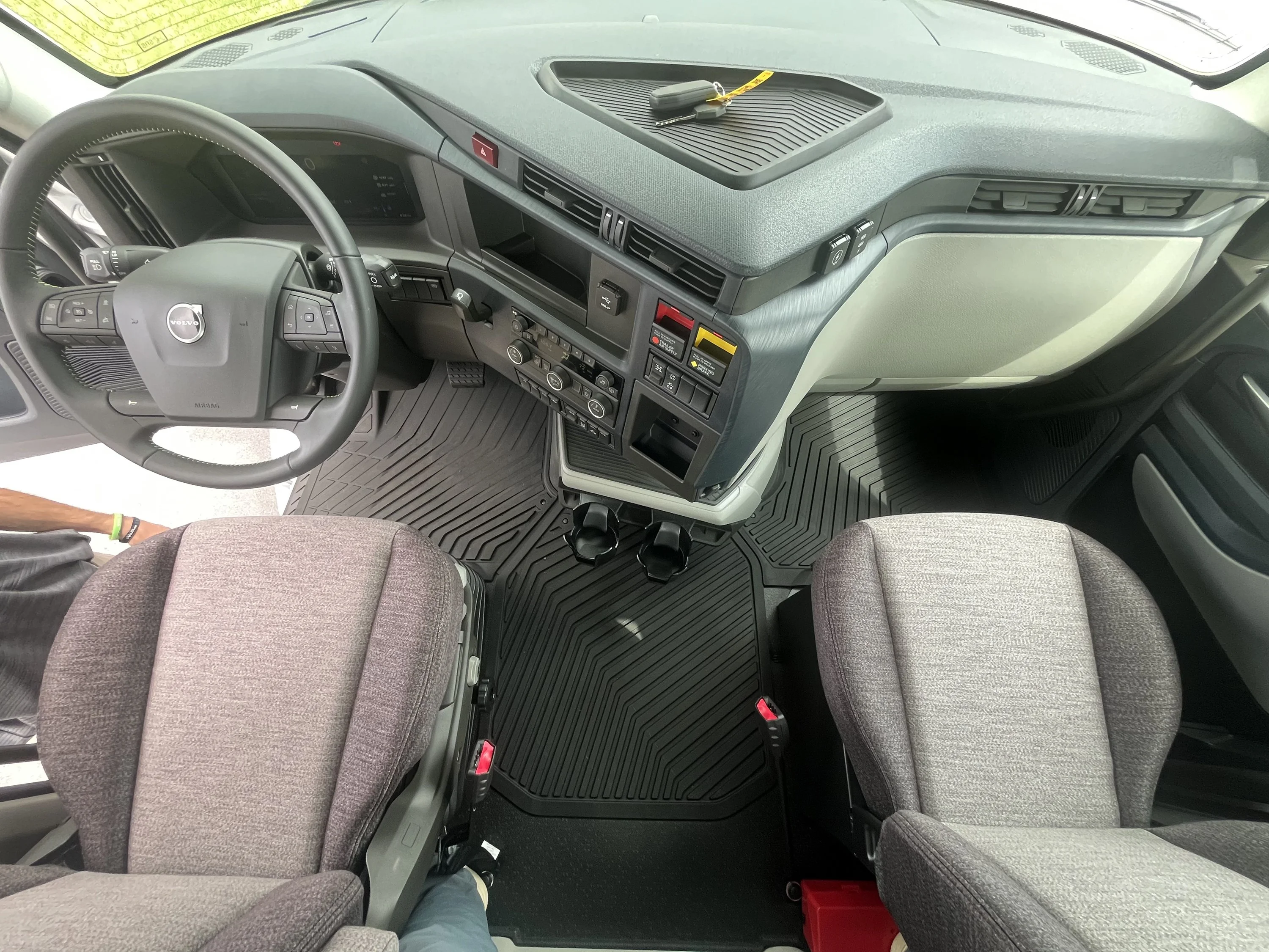 2027 Volvo VNR 640 in La Vergne — photo 12