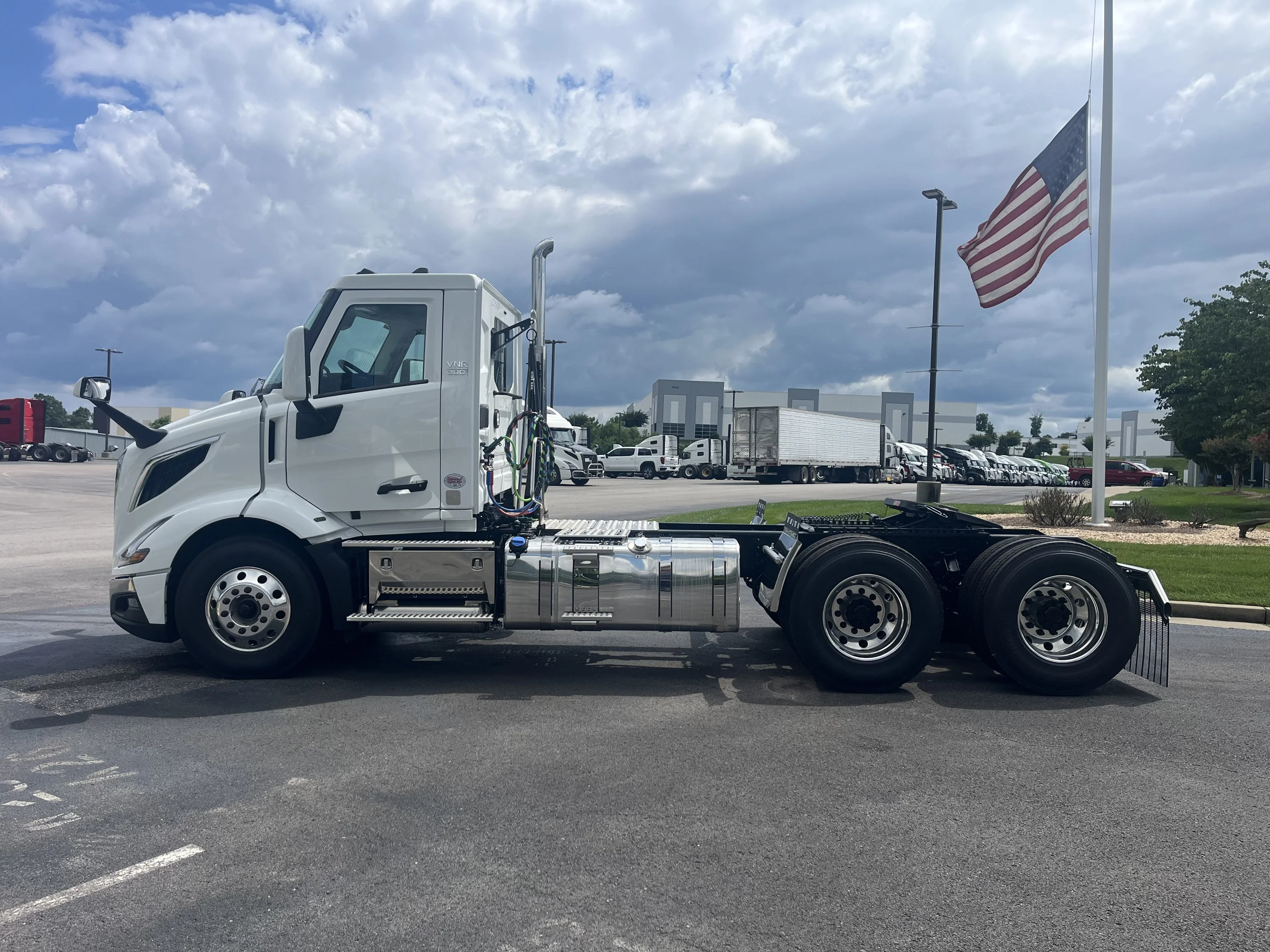 2027 Volvo VNR 640 in La Vergne — photo 6