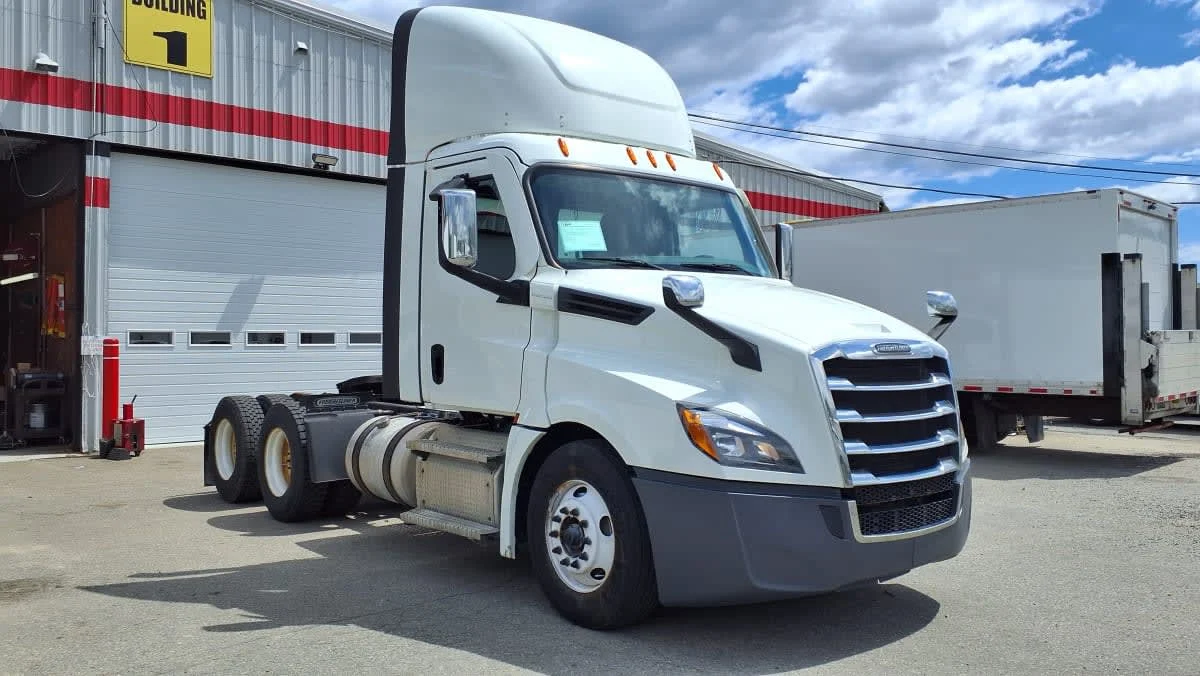 2021 Freightliner Cascadia in Salisbury, MA — photo 3