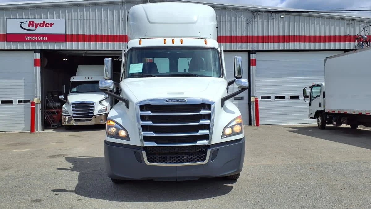 2021 Freightliner Cascadia in Salisbury, MA — photo 2