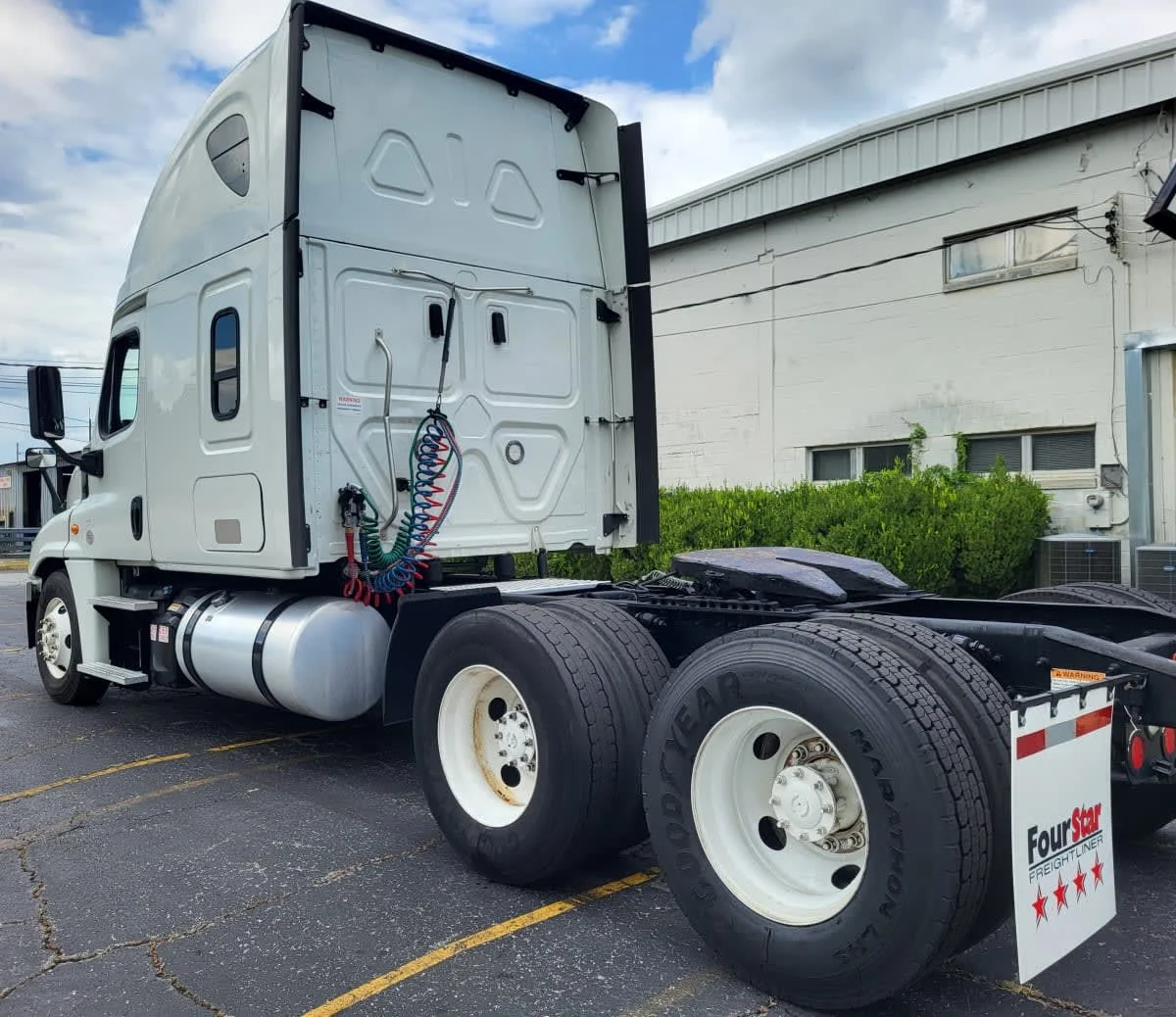 2019 Freightliner Cascadia in Jacksonville, FL — photo 3