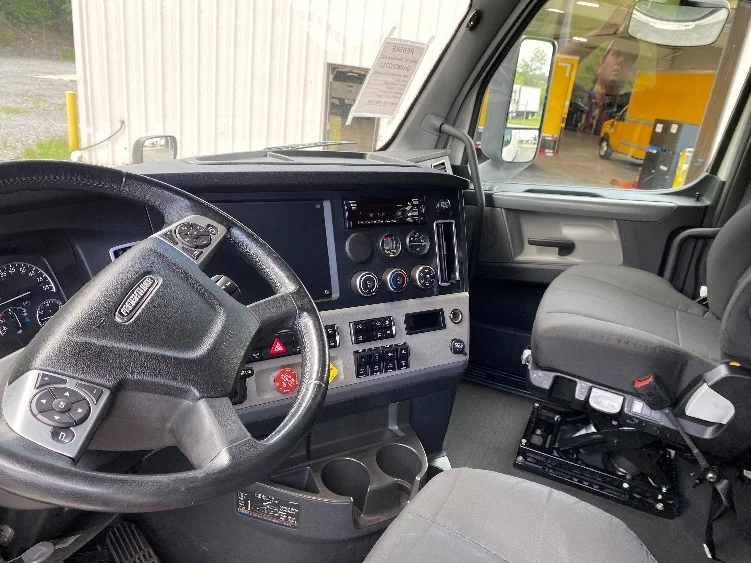 2020 Freightliner Cascadia in Cleveland, TN — photo 10