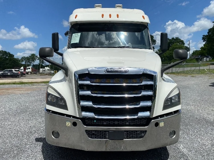2020 Freightliner Cascadia in Cleveland, TN — photo 2