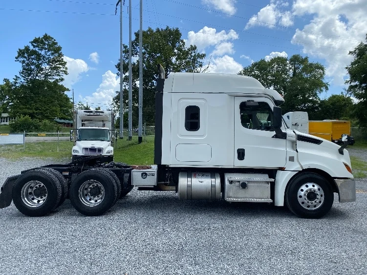 2020 Freightliner Cascadia in Cleveland, TN — photo 8