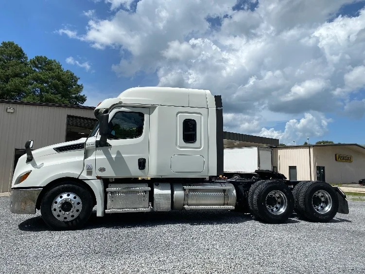 2020 Freightliner Cascadia in Cleveland, TN — photo 4