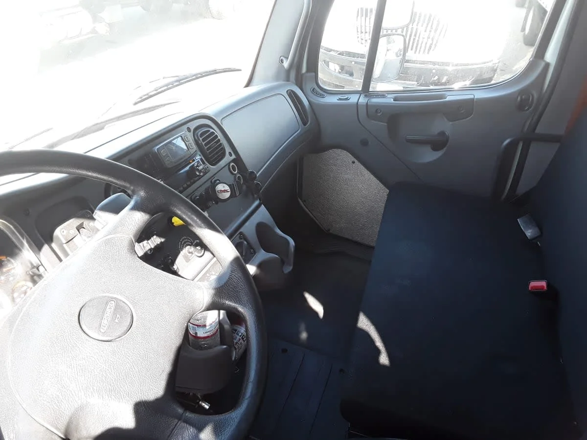 2018 Freightliner M2 106 - image 7
