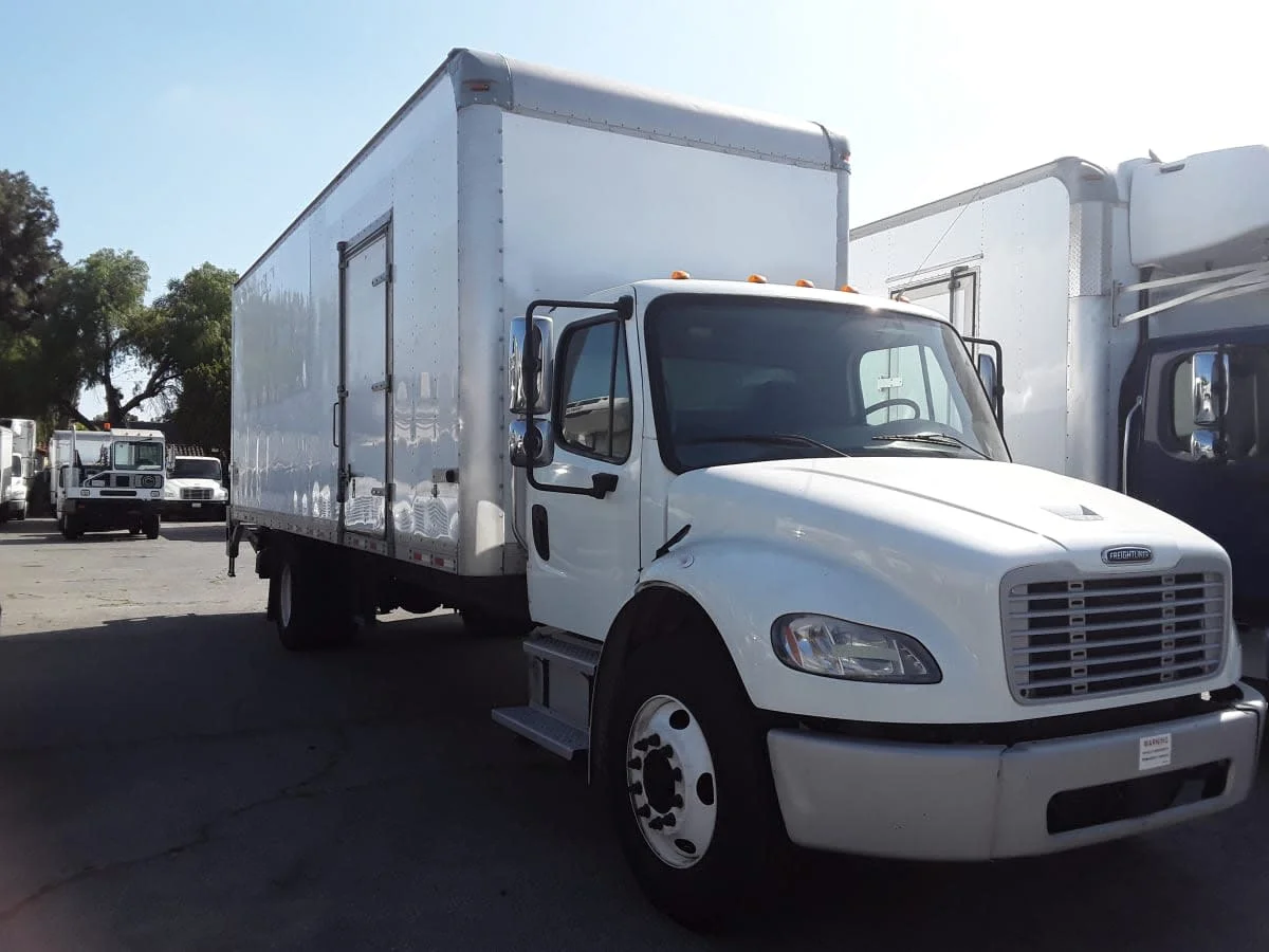 2018 Freightliner M2 106 - image 3