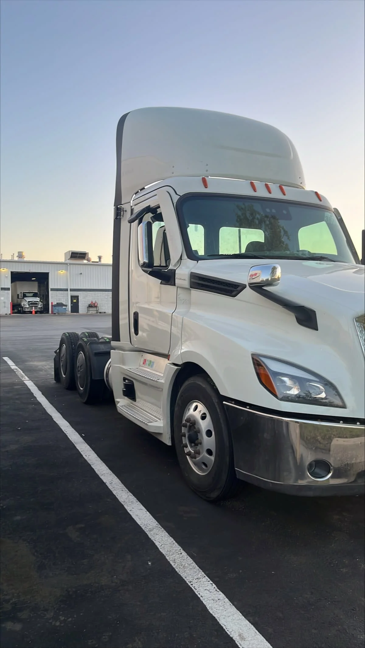 2020 Freightliner Cascadia in Oklahoma City, OK — photo 3