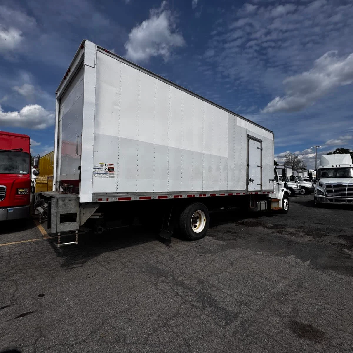 2019 Freightliner M2 106 - image 4