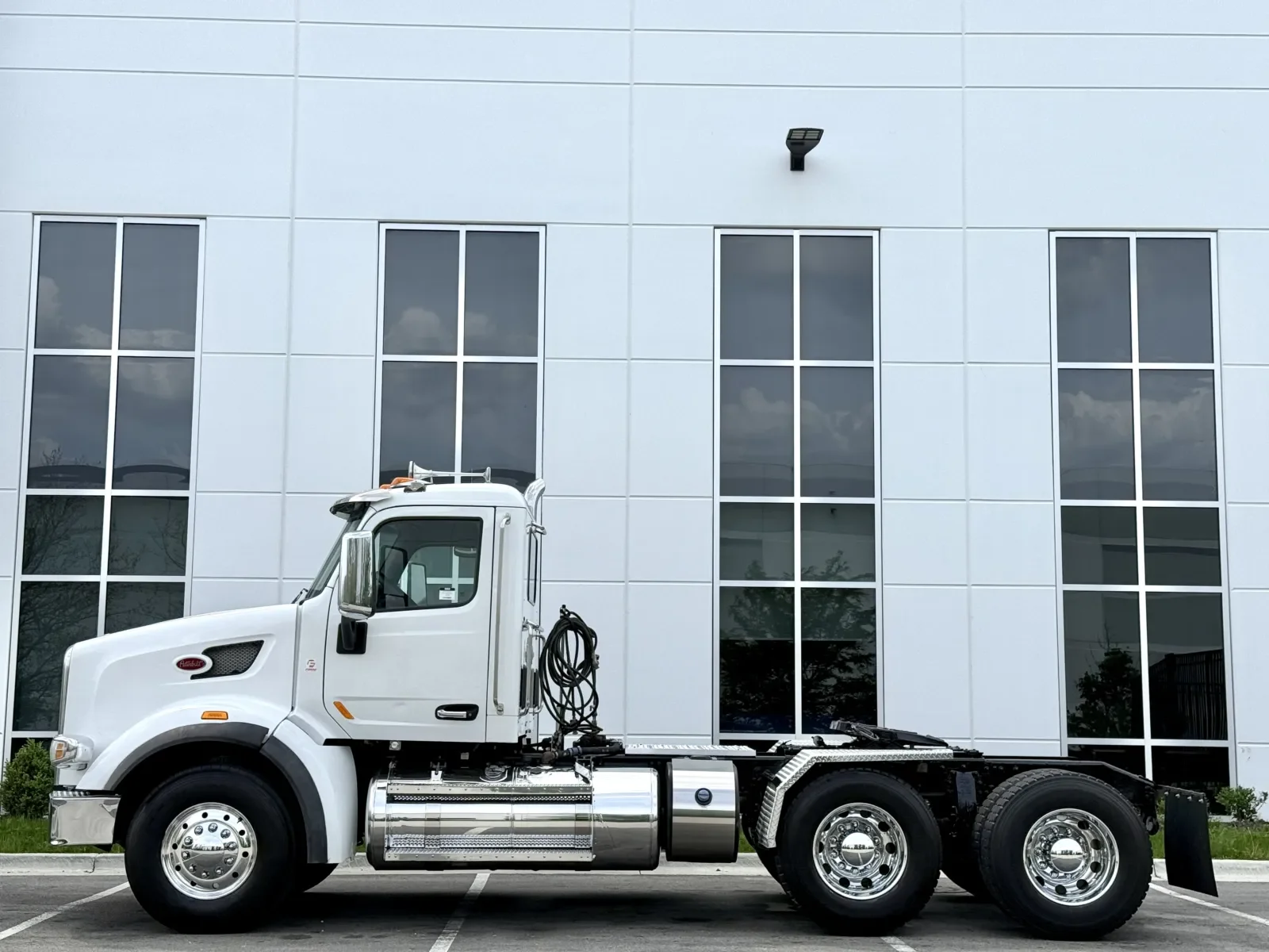 2016 Peterbilt 567 in New Lenox, IL — photo 4