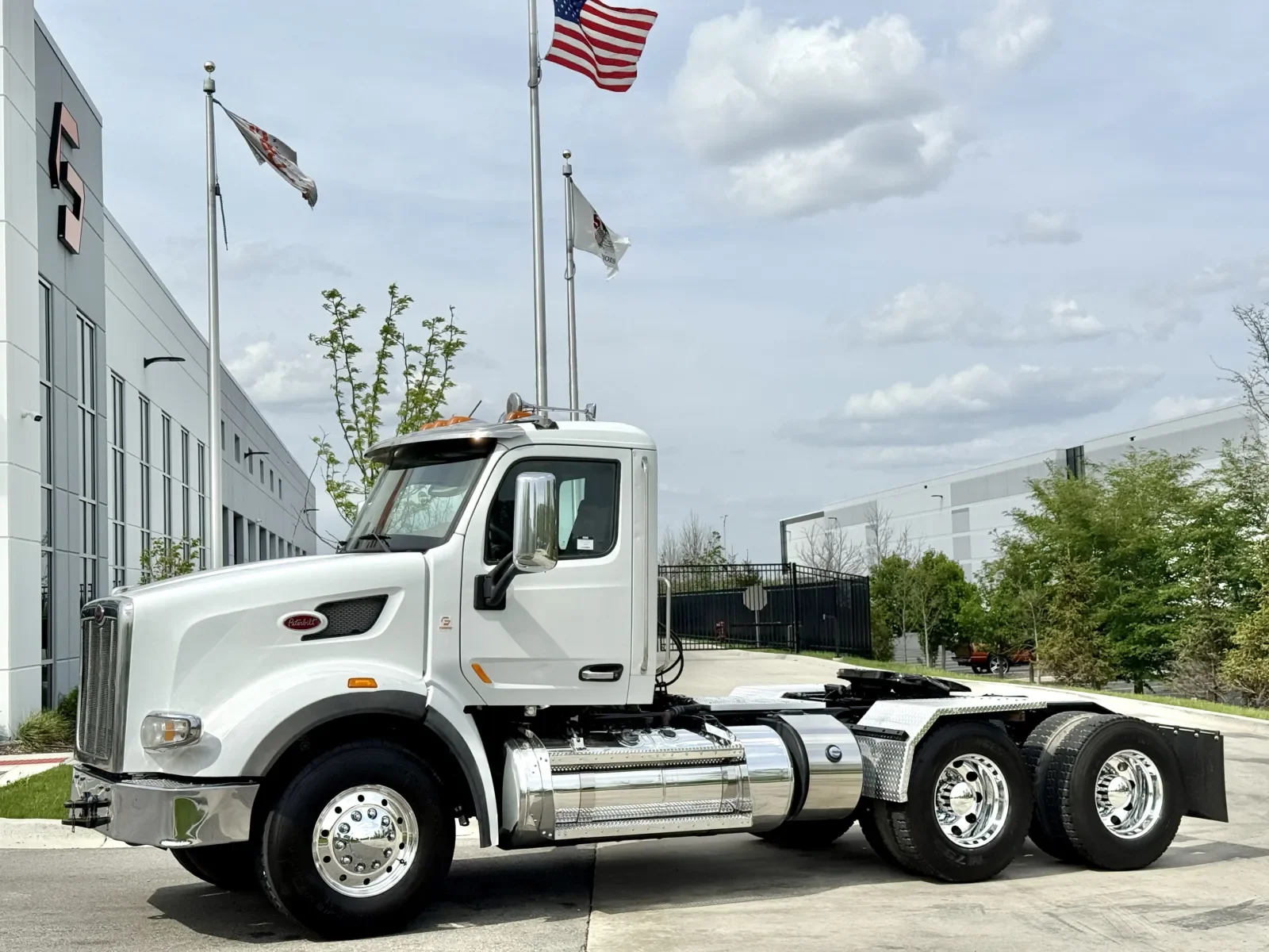 2016 Peterbilt 567 in New Lenox, IL