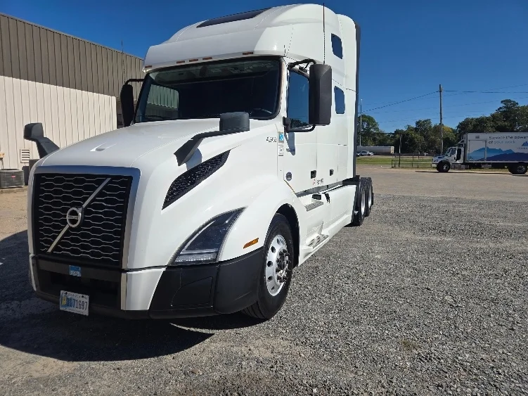2022 Volvo VNL 760 - image 3