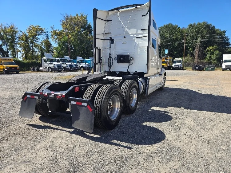 2022 Volvo VNL 760 - image 7