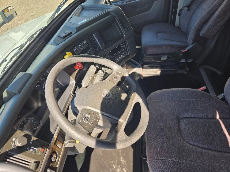 2022 Volvo VNL 760 - image 10