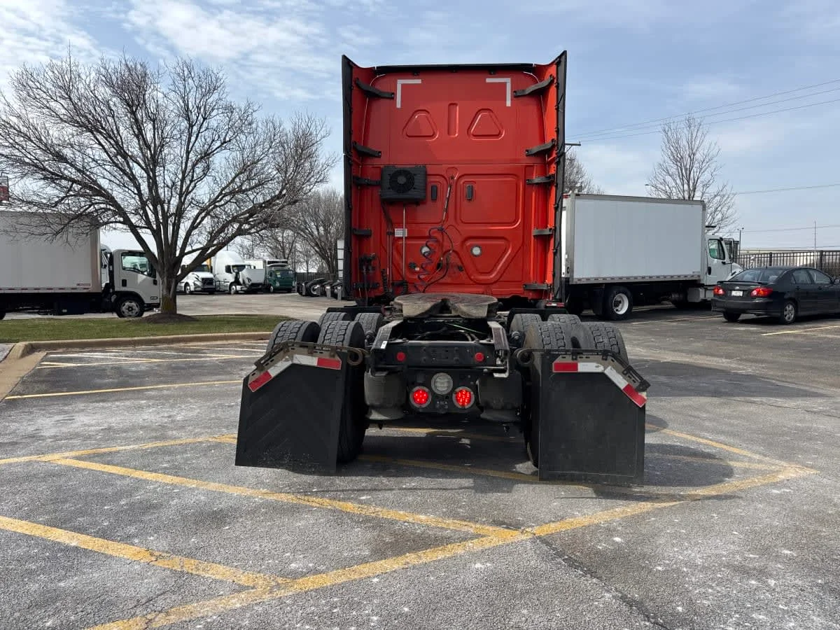 2020 Freightliner Cascadia in Bolingbrook, IL — photo 5