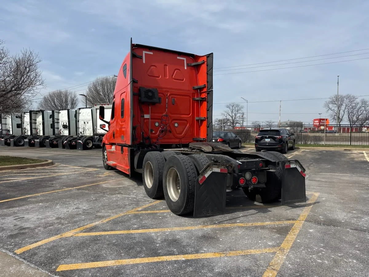 2020 Freightliner Cascadia in Bolingbrook, IL — photo 6