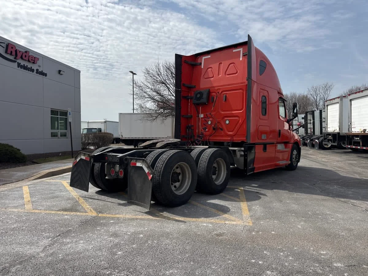 2020 Freightliner Cascadia in Bolingbrook, IL — photo 4