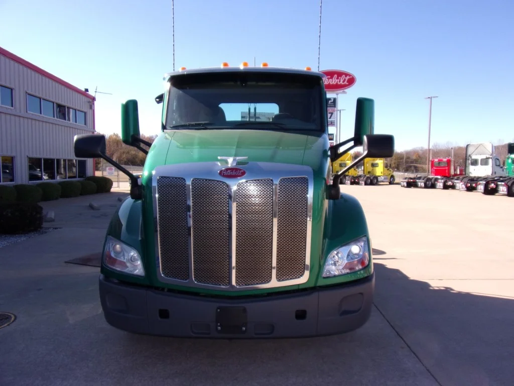 2020 Peterbilt 579 - image 2