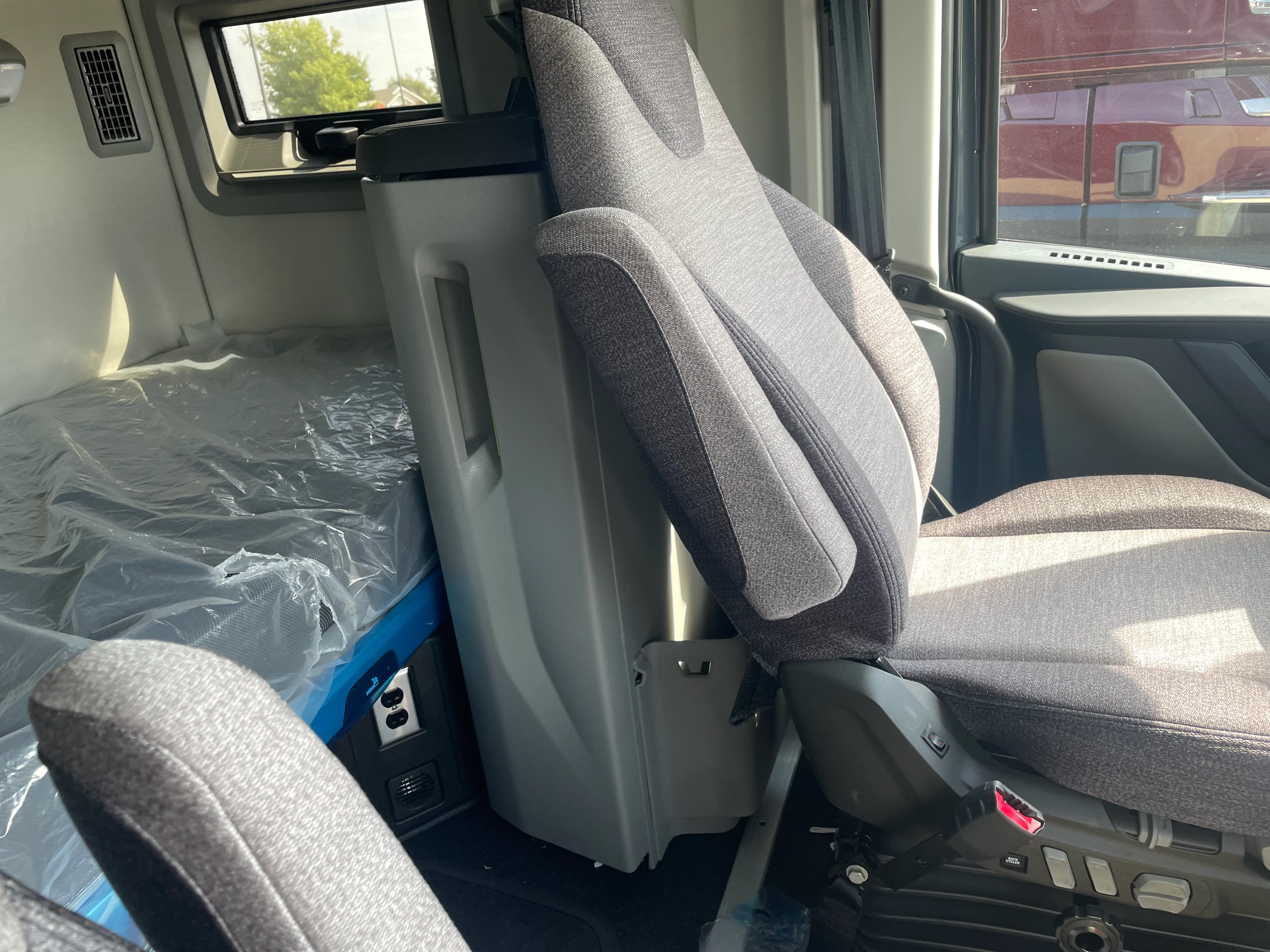 2026 Volvo VNL 660 in Amarillo, TX — photo 15