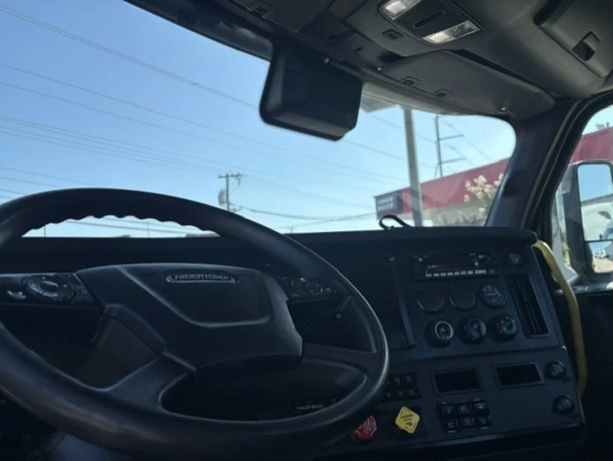 2023 Freightliner Cascadia — photo 6