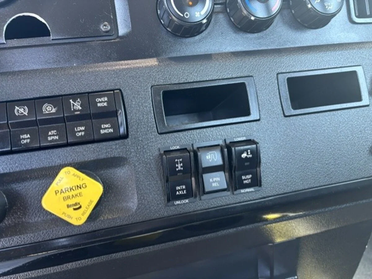 2023 Freightliner Cascadia — photo 7