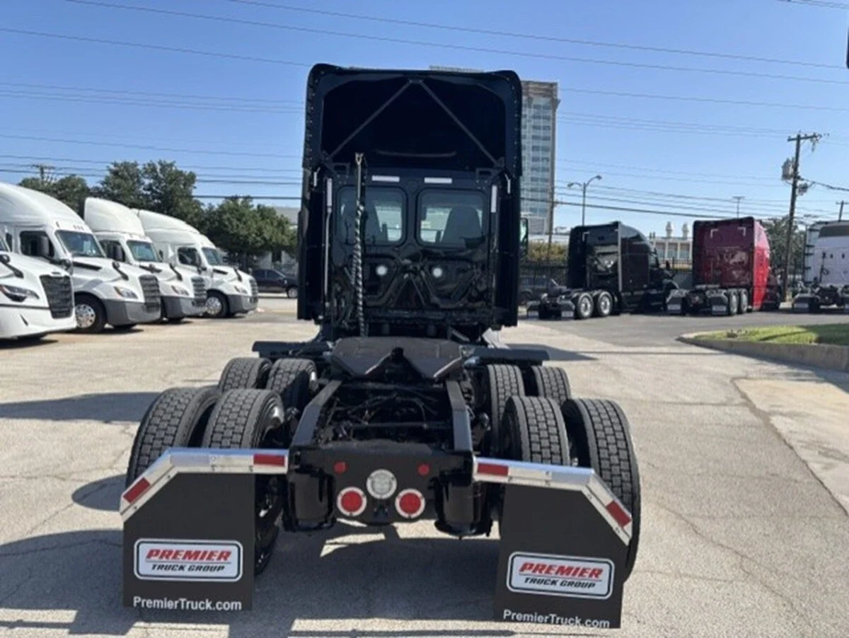 2023 Freightliner Cascadia — photo 4