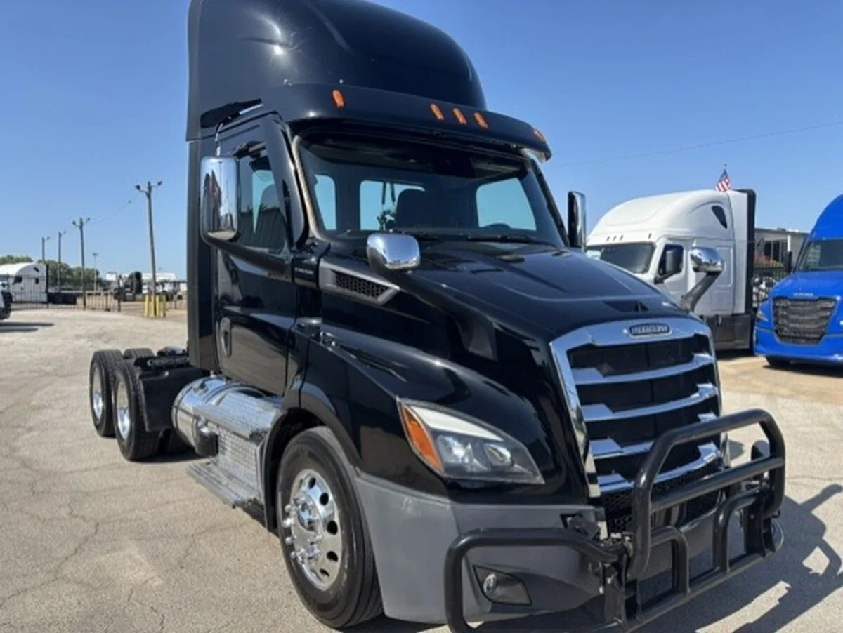 2023 Freightliner Cascadia — photo 2