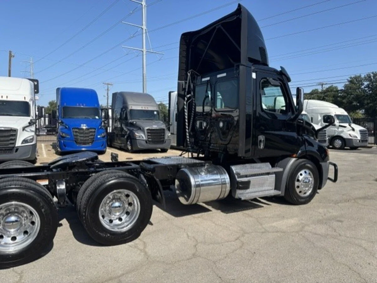 2023 Freightliner Cascadia — photo 3