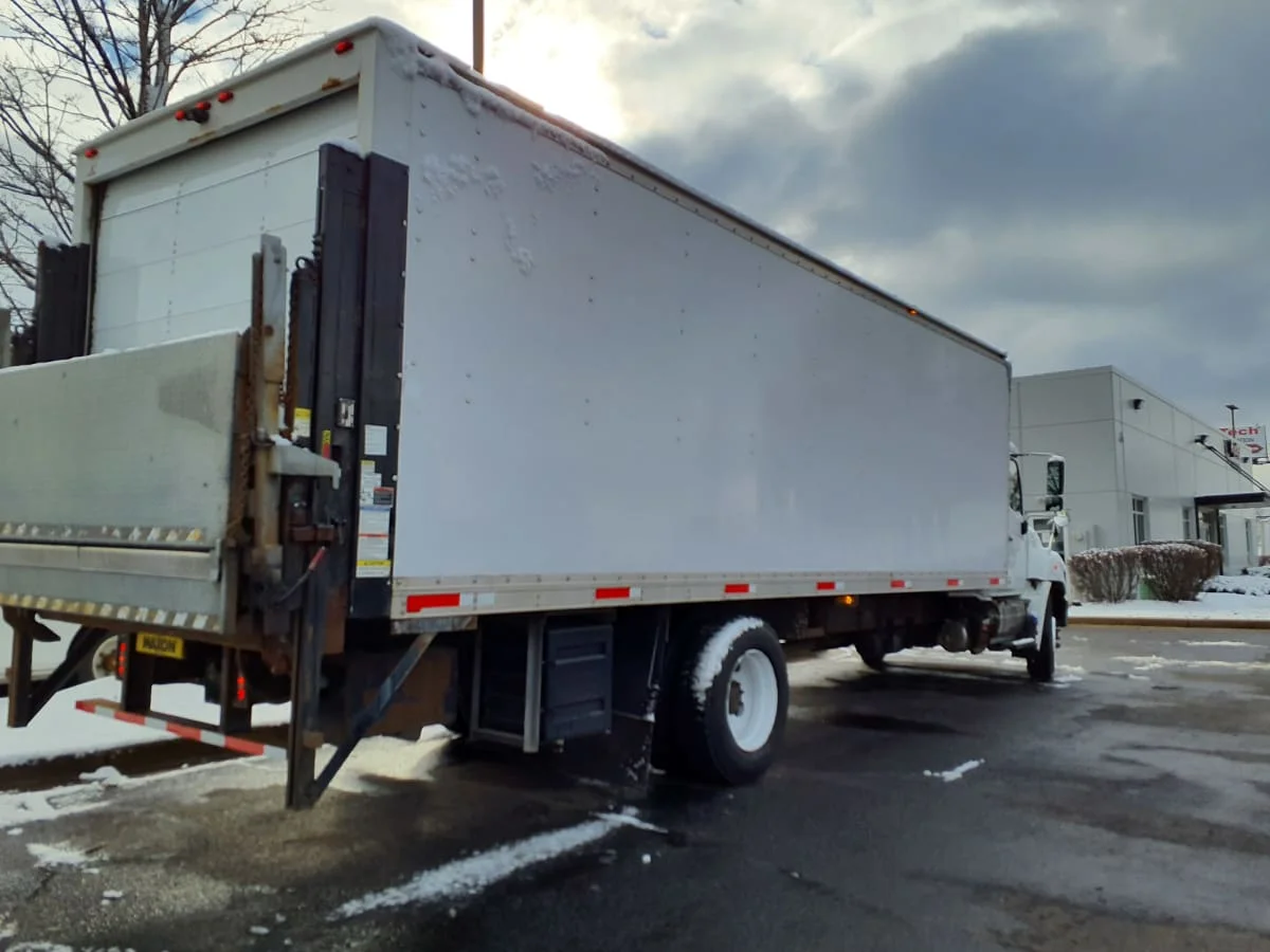 2016 Hino 338 - image 4